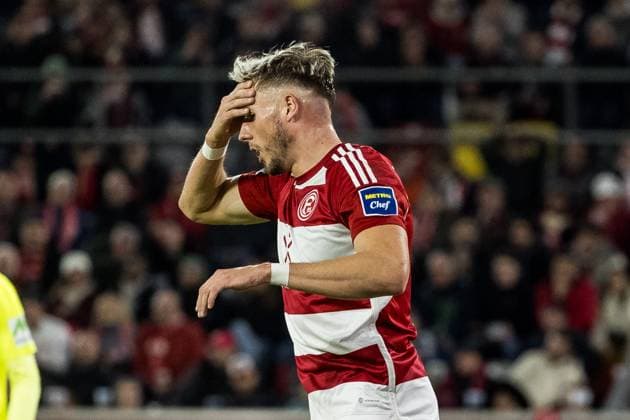 2. Fussball Bundesliga; Fortuna Duesseldorf 1895 - SV Wehen Wiesbaden; 03.11.2023 Jona Niemiec (Fortuna Duesseldorf, 18) frustriert, Hand vor dem Gesicht 2. Fussball Bundesliga, Fortuna Duesseldorf 1895 - SV Wehen Wiesbaden, Duesseldorf, Merkur Spiel-Arena DFL REGULATIONS PROHIBIT ANY USE OF PHOTOGRAPHS AS IMAGE SEQUENCES AND OR QUASI-VIDEO.