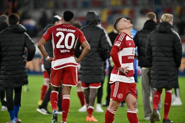 die Mannschaft von Duesseldorf unzufrieden enttäuscht enttaeuscht niedergeschlagen frustriert, 03.11.2023 Fussball Fortuna Duesseldorf vs SV Wehen Wiesbaden, Merkur Spiel-Arena, Duesseldorf, DFB DFL REGULATIONS PROHIBIT ANY USE OF PHOTOGRAPHS AS IMAGE SEQUENCES AND OR QUASI-VIDEO NRW Germany