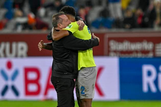 Schlussjubel Schlußjubel Emotion Freude Markus Kauczinski (Trainer SV Wehen Wiesbaden) Martin Angha ( 2, SV Wehen Wiesbaden) 03.11.2023 Fussball Fortuna Duesseldorf vs SV Wehen Wiesbaden, Merkur Spiel-Arena, Duesseldorf, DFB DFL REGULATIONS PROHIBIT ANY USE OF PHOTOGRAPHS AS IMAGE SEQUENCES AND OR QUASI-VIDEO NRW Germany