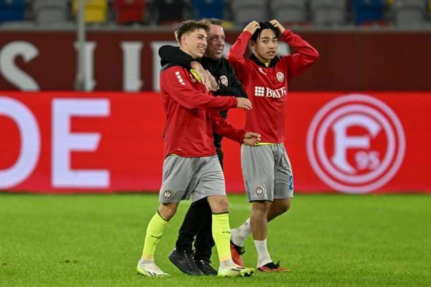 Schlussjubel Schlußjubel Emotion Freude Markus Kauczinski (Trainer SV Wehen Wiesbaden) mit Hyun-ju Lee ( 20, SV Wehen Wiesbaden) 03.11.2023 Fussball Fortuna Duesseldorf vs SV Wehen Wiesbaden, Merkur Spiel-Arena, Duesseldorf, DFB DFL REGULATIONS PROHIBIT ANY USE OF PHOTOGRAPHS AS IMAGE SEQUENCES AND OR QUASI-VIDEO NRW Germany