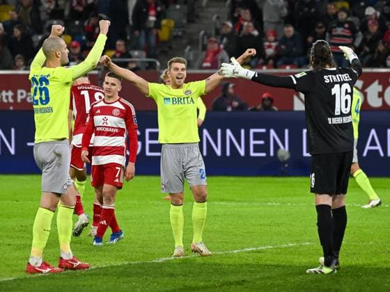 Aleksandar Vukotic (SV Wehen Wiesbaden, 26), Marcus Mathisen (SV Wehen Wiesbaden, 24) und Florian Strietzel (SV Wehen Wiesbaden, 16) jubeln ueber ihren Sieg. Cristos Tzolis (Fortuna Duesseldorf, 07) ist enttaeuscht. Fortuna Duesseldorf vs. SV Wehen Wiesbaden, Fussball, 2. Bundesliga, 12. Spieltag, Saison 2023 2024, 03.11.2023 DFB DFL Regulations prohibit any use of Photographs as image sequences and or quasi-video Fortuna Duesseldorf vs. SV Wehen Wiesbaden, Fussball, 2. Bundesliga, 12. Spieltag, Saison 2023 2024, 03.11.2023 Duesseldorf