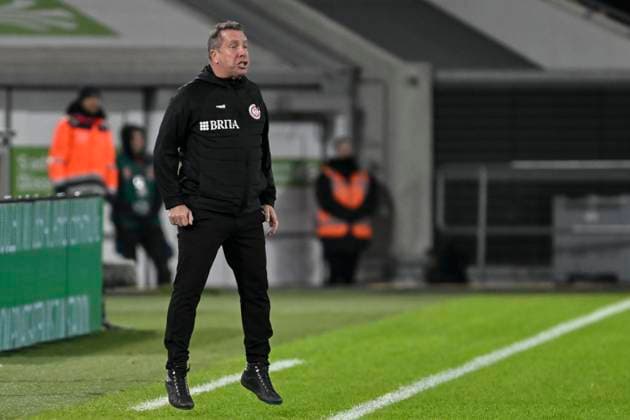 Markus Kauczinski (Trainer SV Wehen Wiesbaden) hebt ab Mimik starker Gesichtsausdruck Emotion. 03.11.2023 Fussball Fortuna Duesseldorf vs SV Wehen Wiesbaden, Merkur Spiel-Arena, Duesseldorf, DFB DFL REGULATIONS PROHIBIT ANY USE OF PHOTOGRAPHS AS IMAGE SEQUENCES AND OR QUASI-VIDEO NRW Germany