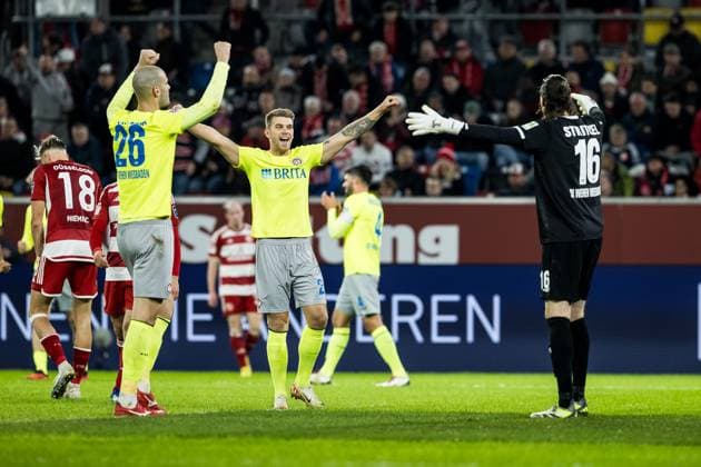 2. Fussball Bundesliga; Fortuna Duesseldorf 1895 - SV Wehen Wiesbaden; 03.11.2023 Aleksandar Vukotic (SV Wehen Wiesbaden, 26), Florian Stritzel (SV Wehen Wiesbaden, 16) jubeln nach Abpfiff 2. Fussball Bundesliga, Fortuna Duesseldorf 1895 - SV Wehen Wiesbaden, Duesseldorf, Merkur Spiel-Arena DFL REGULATIONS PROHIBIT ANY USE OF PHOTOGRAPHS AS IMAGE SEQUENCES AND OR QUASI-VIDEO.