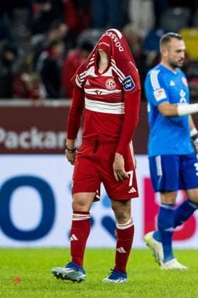 2. Fussball Bundesliga; Fortuna Duesseldorf 1895 - SV Wehen Wiesbaden; 03.11.2023 Christos Tzolis (Fortuna Duesseldorf, 7) zieht frustriert das Trikot ueber den Kopf 2. Fussball Bundesliga, Fortuna Duesseldorf 1895 - SV Wehen Wiesbaden, Duesseldorf, Merkur Spiel-Arena DFL REGULATIONS PROHIBIT ANY USE OF PHOTOGRAPHS AS IMAGE SEQUENCES AND OR QUASI-VIDEO.
