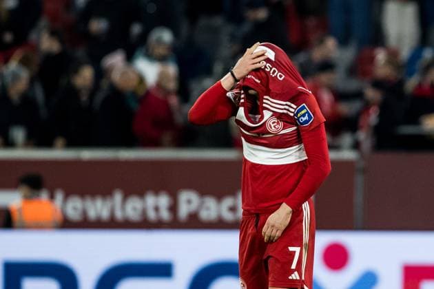 2. Fussball Bundesliga; Fortuna Duesseldorf 1895 - SV Wehen Wiesbaden; 03.11.2023 Christos Tzolis (Fortuna Duesseldorf, 7) zieht frustriert das Trikot ueber den Kopf 2. Fussball Bundesliga, Fortuna Duesseldorf 1895 - SV Wehen Wiesbaden, Duesseldorf, Merkur Spiel-Arena DFL REGULATIONS PROHIBIT ANY USE OF PHOTOGRAPHS AS IMAGE SEQUENCES AND OR QUASI-VIDEO.
