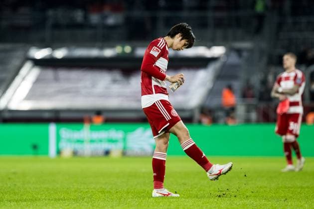 2. Fussball Bundesliga; Fortuna Duesseldorf 1895 - SV Wehen Wiesbaden; 03.11.2023 Ao Tanaka (Fortuna Duesseldorf, 4) tritt frustriert in den Rasen 2. Fussball Bundesliga, Fortuna Duesseldorf 1895 - SV Wehen Wiesbaden, Duesseldorf, Merkur Spiel-Arena DFL REGULATIONS PROHIBIT ANY USE OF PHOTOGRAPHS AS IMAGE SEQUENCES AND OR QUASI-VIDEO.