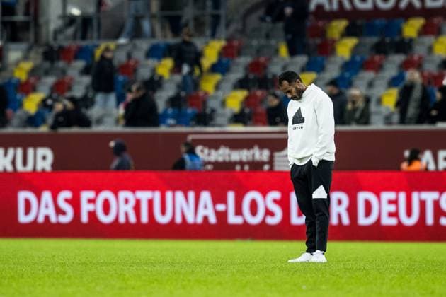 2. Fussball Bundesliga; Fortuna Duesseldorf 1895 - SV Wehen Wiesbaden; 03.11.2023 Daniel Thioune (Trainer Fortuna Duesseldorf) frustriert, gesenkter Kopf 2. Fussball Bundesliga, Fortuna Duesseldorf 1895 - SV Wehen Wiesbaden, Duesseldorf, Merkur Spiel-Arena DFL REGULATIONS PROHIBIT ANY USE OF PHOTOGRAPHS AS IMAGE SEQUENCES AND OR QUASI-VIDEO.