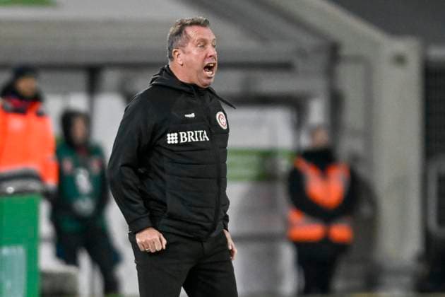 Markus Kauczinski (Trainer SV Wehen Wiesbaden) hebt ab Mimik starker Gesichtsausdruck Emotion. 03.11.2023 Fussball Fortuna Duesseldorf vs SV Wehen Wiesbaden, Merkur Spiel-Arena, Duesseldorf, DFB DFL REGULATIONS PROHIBIT ANY USE OF PHOTOGRAPHS AS IMAGE SEQUENCES AND OR QUASI-VIDEO NRW Germany