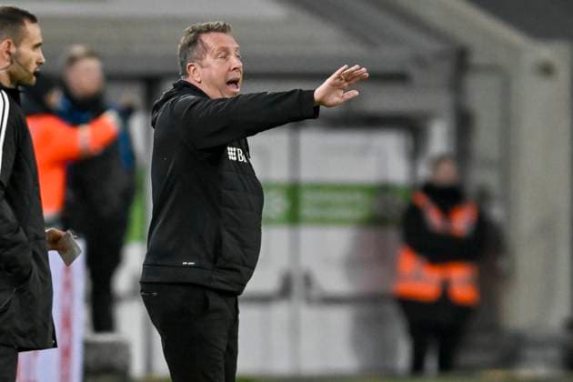 Markus Kauczinski (Trainer SV Wehen Wiesbaden) hebt ab Mimik starker Gesichtsausdruck Emotion. 03.11.2023 Fussball Fortuna Duesseldorf vs SV Wehen Wiesbaden, Merkur Spiel-Arena, Duesseldorf, DFB DFL REGULATIONS PROHIBIT ANY USE OF PHOTOGRAPHS AS IMAGE SEQUENCES AND OR QUASI-VIDEO NRW Germany