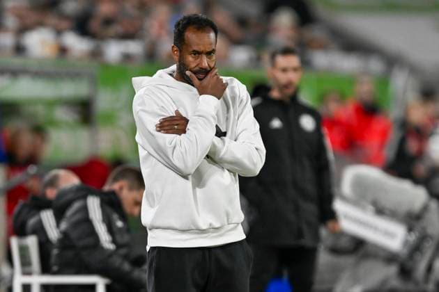 Daniel Thioune (Fortuna Duesseldorf) unzufrieden enttäuscht enttaeuscht niedergeschlagen frustriert, 03.11.2023 Fussball Fortuna Duesseldorf vs SV Wehen Wiesbaden, Merkur Spiel-Arena, Duesseldorf, DFB DFL REGULATIONS PROHIBIT ANY USE OF PHOTOGRAPHS AS IMAGE SEQUENCES AND OR QUASI-VIDEO NRW Germany