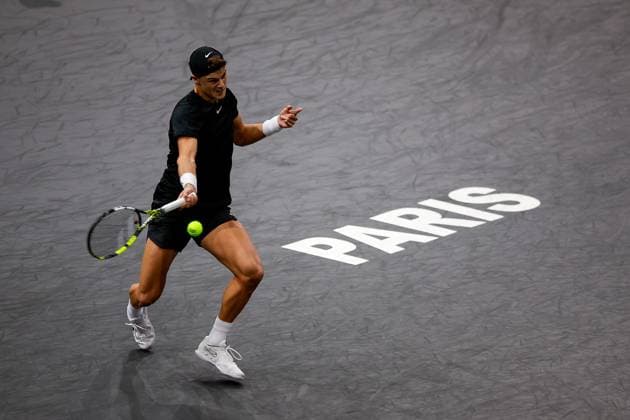 Paris, 03.11.2023 Tennis Rolex Paris Masters 2023, Novak Djokovic - Holger Rune v.l., Holger Rune spielt eine Vorhand. Copyright: AntonioxBorga