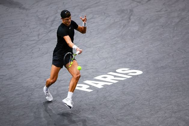 Paris, 03.11.2023 Tennis Rolex Paris Masters 2023, Novak Djokovic - Holger Rune v.l., Holger Rune spielt eine Vorhand. Copyright: AntonioxBorga