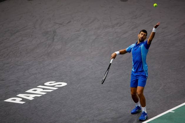 Paris, 03.11.2023 Tennis Rolex Paris Masters 2023, Novak Djokovic - Holger Rune v.l., Novak Djokovic macht einen Aufschlag. Copyright: AntonioxBorga