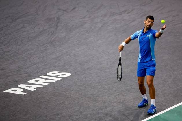 Paris, 03.11.2023 Tennis Rolex Paris Masters 2023, Novak Djokovic - Holger Rune v.l., Novak Djokovic macht einen Aufschlag. Copyright: AntonioxBorga