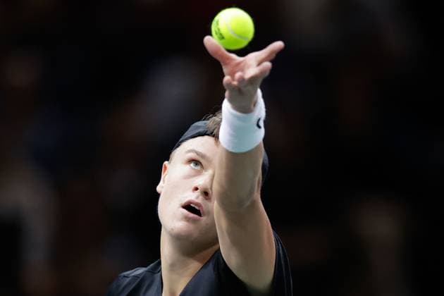 Paris, 03.11.2023 Tennis Rolex Paris Masters 2023, Novak Djokovic - Holger Rune v.l., Holger Rune macht einen Aufschlag. Copyright: AntonioxBorga