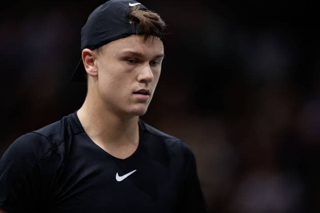 Paris, 03.11.2023 Tennis Rolex Paris Masters 2023, Novak Djokovic - Holger Rune v.l., Holger Rune enttaeuscht, enttaeuscht schauend, dissapointed, traurig, frustiert, frust, gefrustet Copyright: AntonioxBorga