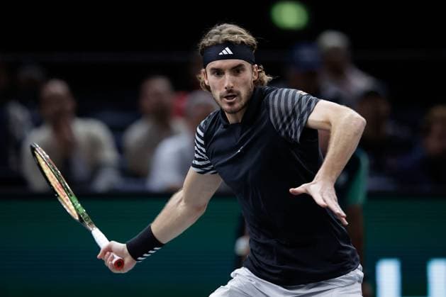 Paris, 03.11.2023 Tennis Rolex Paris Masters 2023, Stefanos Tsitsipas - Karen Abgarowitsch Chatschanow v.l., Stefanos Tsitsipas spielt eine Vorhand. Copyright: AntonioxBorga