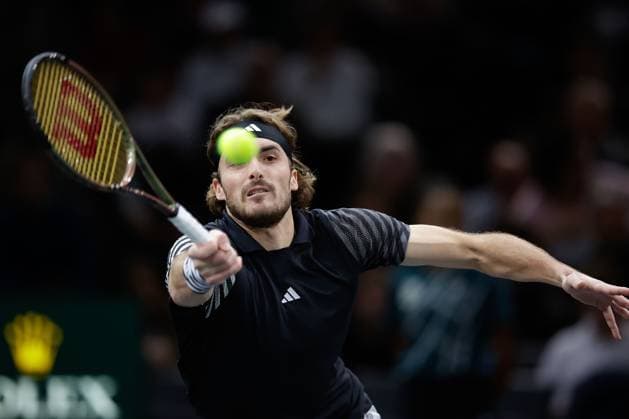Paris, 03.11.2023 Tennis Rolex Paris Masters 2023, Stefanos Tsitsipas - Karen Abgarowitsch Chatschanow v.l., Stefanos Tsitsipas spielt eine Vorhand. Copyright: AntonioxBorga