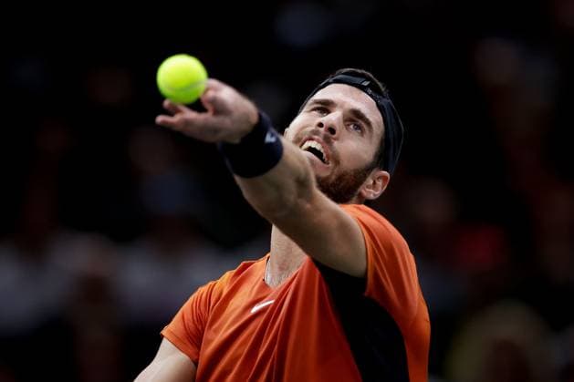 Paris, 03.11.2023 Tennis Rolex Paris Masters 2023, Stefanos Tsitsipas - Karen Abgarowitsch Chatschanow v.l., Karen Abgarowitsch Chatschanow macht einen Aufschlag. Copyright: AntonioxBorga