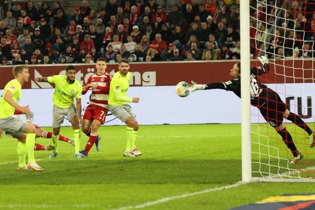 GER, 2. FBL. Fortuna Duesseldorf vs. SV Wehen Wiesbaden 03.11.2023, Merkur Spiel-Arena, Duesseldorf, GER, 2. FBL. Fortuna Duesseldorf vs. SV Wehen Wiesbaden, im Bild: Florian Stritzel Torwart (Wiesbaden 16), kann den Ball nicht festhalten und das nutzt später Yannik Engelhardt (Fortuna Duesseldorf 6), um das 3:1 zu schiessen