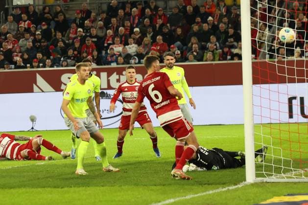 GER, 2. FBL. Fortuna Duesseldorf vs. SV Wehen Wiesbaden 03.11.2023, Merkur Spiel-Arena, Duesseldorf, GER, 2. FBL. Fortuna Duesseldorf vs. SV Wehen Wiesbaden, im Bild: 3:1 Tor fuer Duesseldorf durch Yannik Engelhardt (Fortuna Duesseldorf 6),