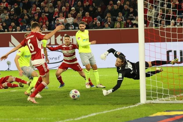 GER, 2. FBL. Fortuna Duesseldorf vs. SV Wehen Wiesbaden 03.11.2023, Merkur Spiel-Arena, Duesseldorf, GER, 2. FBL. Fortuna Duesseldorf vs. SV Wehen Wiesbaden, im Bild: Florian Stritzel Torwart (Wiesbaden 16), kann den Ball nicht festhalten und das nutzt Yannik Engelhardt (Fortuna Duesseldorf 6), um das 3:1 zu schiessen