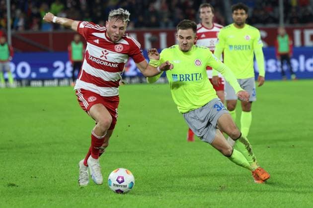 GER, 2. FBL. Fortuna Duesseldorf vs. SV Wehen Wiesbaden 03.11.2023, Merkur Spiel-Arena, Duesseldorf, GER, 2. FBL. Fortuna Duesseldorf vs. SV Wehen Wiesbaden, im Bild: Jona Niemiec (Fortuna Duesseldorf 18), im Zweikampf gegen Amar Catic (Wiesbaden 34),