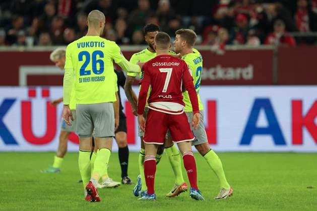 GER, 2. FBL. Fortuna Duesseldorf vs. SV Wehen Wiesbaden 03.11.2023, Merkur Spiel-Arena, Duesseldorf, GER, 2. FBL. Fortuna Duesseldorf vs. SV Wehen Wiesbaden, i m Bild: Rangelei zwischen Christos Tzolis (Fortuna Duesseldorf 7), Martin Angha (Wiesbaden 2), Marcus Mathisen (Wiesbaden 24),