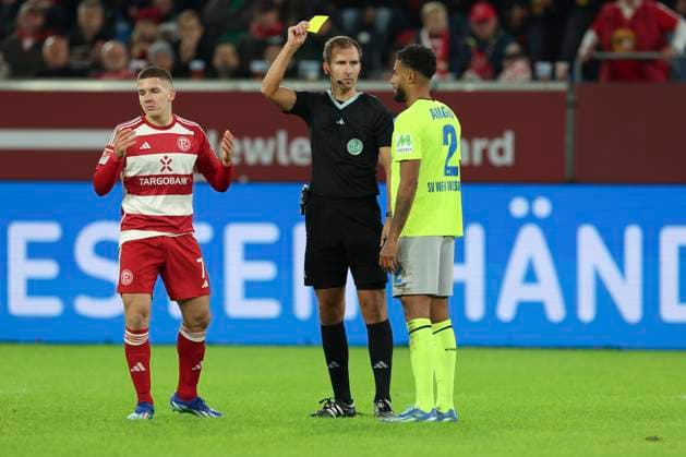 GER, 2. FBL. Fortuna Duesseldorf vs. SV Wehen Wiesbaden 03.11.2023, Merkur Spiel-Arena, Duesseldorf, GER, 2. FBL. Fortuna Duesseldorf vs. SV Wehen Wiesbaden, im Bild: Martin Angha (Wiesbaden 2), bekommt die gelbe Karte von Florian Heft (SR) Schiedsrichter referee, Christos Tzolis (Fortuna Duesseldorf 7), wird auch noch die gelbe Karte bekommen