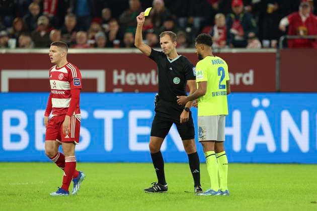 GER, 2. FBL. Fortuna Duesseldorf vs. SV Wehen Wiesbaden 03.11.2023, Merkur Spiel-Arena, Duesseldorf, GER, 2. FBL. Fortuna Duesseldorf vs. SV Wehen Wiesbaden, im Bild: gelbe Karte für Christos Tzolis (Fortuna Duesseldorf 7), von Florian Heft (SR) Schiedsrichter referee,