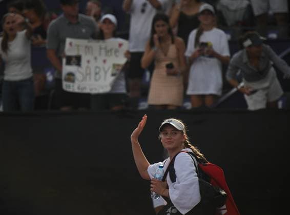 2023 WTA, Tennis Damen Finals - Day 6 CANCUN, MEXICO - NOVEMBER 3: Elena Rybakina of Kazakhstan leaves the venue after she loose against Aryna Sabalenka, in the Third Round robin match on Day 6 during the of the GNP Seguros WTA Finals Cancun 2023 part of the Hologic WTA Tour, on November 3, 2023, in Cancun, Quintana Roo, Mexico. Cancun Mexico  Copyright: xArturxWidakx originalFilename:widak-2023wtaf231103_npVye.jpg