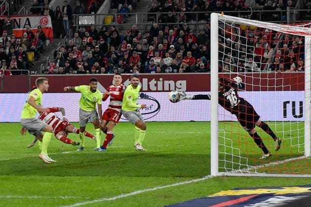 Strafraumszene Torchance von Jordy de Wijs ( 30, Fortuna Duesseldorf), Florian Stritzel ( 16, SV Wehen Wiesbaden) pariert 03.11.2023 Fussball Fortuna Duesseldorf vs SV Wehen Wiesbaden, Merkur Spiel-Arena, Duesseldorf, DFB DFL REGULATIONS PROHIBIT ANY USE OF PHOTOGRAPHS AS IMAGE SEQUENCES AND OR QUASI-VIDEO NRW Germany