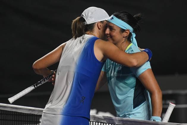 2023 WTA, Tennis Damen Finals - Day 6 CANCUN, MEXICO - NOVEMBER 3: Iga Swiatek (L) of Poland wins gainst Ons Jabeur of Tunisia, in the Third Round robin match on Day 6 during the of the GNP Seguros WTA Finals Cancun 2023 part of the Hologic WTA Tour, on November 3, 2023, in Cancun, Quintana Roo, Mexico. Cancun Mexico  Copyright: xArturxWidakx originalFilename:widak-2023wtaf231103_npMvr.jpg