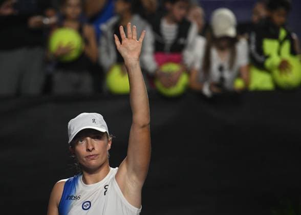 2023 WTA, Tennis Damen Finals - Day 6 CANCUN, MEXICO - NOVEMBER 3: Iga Swiatek of Poland wins gainst Ons Jabeur of Tunisia, in the Third Round robin match on Day 6 during the of the GNP Seguros WTA Finals Cancun 2023 part of the Hologic WTA Tour, on November 3, 2023, in Cancun, Quintana Roo, Mexico. Cancun Mexico  Copyright: xArturxWidakx originalFilename:widak-2023wtaf231103_npqd4.jpg