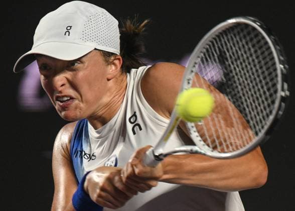 2023 WTA, Tennis Damen Finals - Day 6 CANCUN, MEXICO - NOVEMBER 3: Iga Swiatek of Poland in action against Ons Jabeur of Tunisia, in the Third Round robin match on Day 6 during the of the GNP Seguros WTA Finals Cancun 2023 part of the Hologic WTA Tour, on November 3, 2023, in Cancun, Quintana Roo, Mexico. Cancun Mexico  Copyright: xArturxWidakx originalFilename:widak-2023wtaf231103_npY5u.jpg