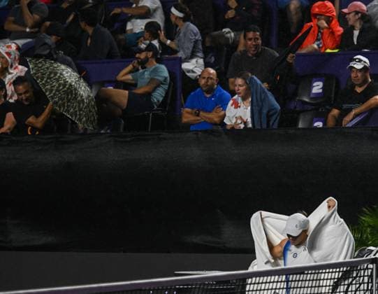2023 WTA, Tennis Damen Finals - Day 6 CANCUN, MEXICO - NOVEMBER 3: Iga Swiatek of Poland seen during the temporary halt in the tennis match caused by adverse weather conditions, when playing the 1st set against Ons Jabeur of Tunisia, in the Third Round robin match on Day 6 during the of the GNP Seguros WTA Finals Cancun 2023 part of the Hologic WTA Tour, on November 3, 2023, in Cancun, Quintana Roo, Mexico. Cancun Mexico  Copyright: xArturxWidakx originalFilename:widak-2023wtaf231103_np5LL.jpg