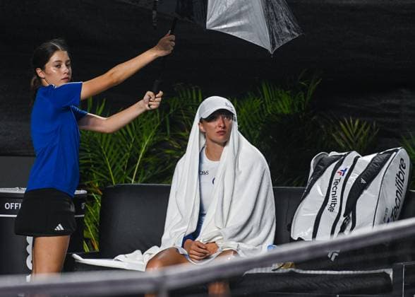 2023 WTA, Tennis Damen Finals - Day 6 CANCUN, MEXICO - NOVEMBER 3: Iga Swiatek of Poland seen the temporary halt in the tennis match caused by adverse weather conditions, when playing the 1st set against Ons Jabeur of Tunisia, in the Third Round robin match on Day 6 during the of the GNP Seguros WTA Finals Cancun 2023 part of the Hologic WTA Tour, on November 3, 2023, in Cancun, Quintana Roo, Mexico. Cancun Mexico  Copyright: xArturxWidakx originalFilename:widak-2023wtaf231103_npcnb.jpg