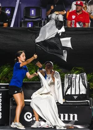 2023 WTA, Tennis Damen Finals - Day 6 CANCUN, MEXICO - NOVEMBER 3: Iga Swiatek of Poland seen during the temporary halt in the tennis match caused by adverse weather conditions, when playing the 1st set against Ons Jabeur of Tunisia, in the Third Round robin match on Day 6 during the of the GNP Seguros WTA Finals Cancun 2023 part of the Hologic WTA Tour, on November 3, 2023, in Cancun, Quintana Roo, Mexico. Cancun Mexico  Copyright: xArturxWidakx originalFilename:widak-2023wtaf231103_npxR0.jpg