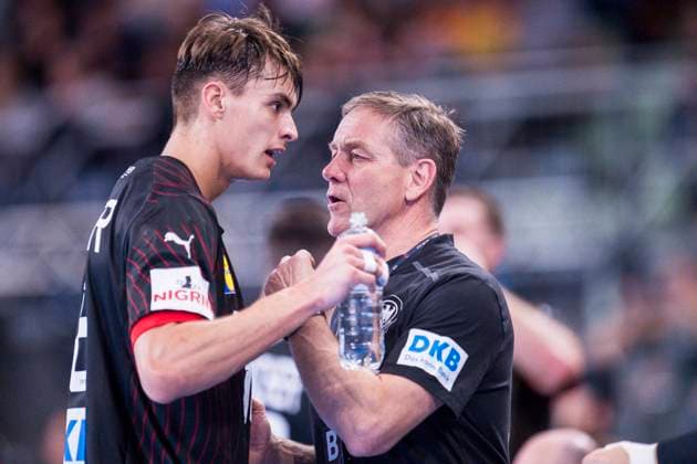 03.11.2023 - Handball, 2023 2024, Länderspiel, Deutschland - Ägypten: (L-R) Julian Köster (Deutschland), Alfred Gislason (Trainer - Deutschland) Neu-Ulm Bayern Deutschland ratiopharm arena