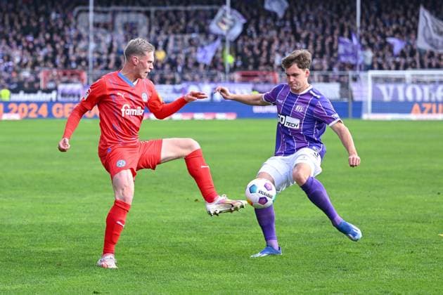 04.11.2023, Fussball, 2. Bundesliga, 12. Spieltag Saison 2023 2024, VfL Osnabrück - Holstein Kiel, Jonas Sterner (Holstein Kiel), Florian Kleinhansl (VfL 1899 Osnabrück) xRHR-FOTO TKx