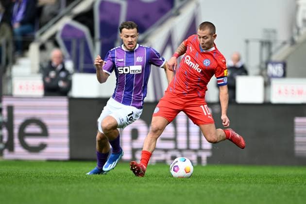 2. Bundesliga - VfL Osnabrück - Holstein Kiel am 04.11.2023 an der Bremer Brücke in Osnabrück Henry Rorig (Osnabrueck) im Zweikampf gegen Lewis Holtby (Kiel).