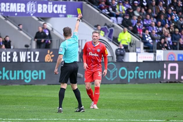 04.11.2023, Fussball, 2. Bundesliga, 12. Spieltag Saison 2023 2024, VfL Osnabrück - Holstein Kiel, Gelbe Karte für Jonas Sterner (Holstein Kiel) xRHR-FOTO TKx