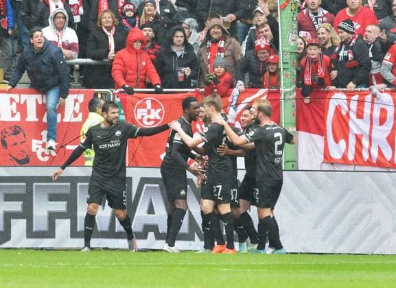 Fussball - 2. Bundesliga - Saison 2023 24 Kaiserslautern - Fritz-Walter-Stadion 28.10.2023 1. FC Kaiserslautern (fck) - SpVgg Greuther Fürth (fue) Jubel nach dem 1:0 für Fürth, Torschütze Gideon JUNG (SpVgg Fürth), 2.v.li. Fussball - 2. Bundesliga - 1. FC Kaiserslautern