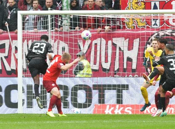 Fussball - 2. Bundesliga - Saison 2023 24 Kaiserslautern - Fritz-Walter-Stadion 28.10.2023 1. FC Kaiserslautern (fck) - SpVgg Greuther Fürth (fue) Tor für Fürth durch Gideon JUNG (SpVgg Fürth), Nr. 23 Fussball - 2. Bundesliga - 1. FC Kaiserslautern