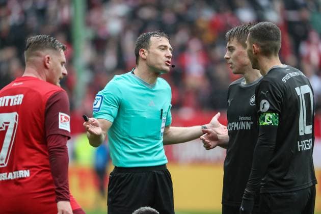 04.11.2023, xusrbx, Fussball 2.Bundesliga, 1.FC Kaiserslautern - Spvgg Greuther Fuerth emspor, v.l. Marlon Ritter (1. FC Kaiserslautern, 7), Felix Zwayer (Schiedsrichter), Branimir Hrgota (SpVgg Greuther Fuerth, 10), (DFL DFB REGULATIONS PROHIBIT ANY USE OF PHOTOGRAPHS as IMAGE SEQUENCES and or QUASI-VIDEO) Kaiserslautern