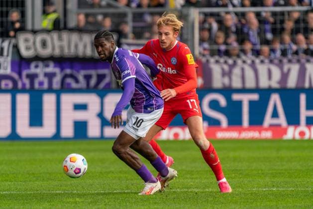 Timo Becker (Holstein Kiel, 17) und Kwasi Okyere Wriedt (VfL Osnabrueck, 10) GER, VfL Osnabrueck vs. Holstein Kiel, Fußball, 2. Bundesliga, 12. Spieltag, Spielzeit 2023 2024, 04.11.2023 DFL REGULATIONS PROHIBIT ANY USE OF PHOTOGRAPHS AS IMAGE SEQUENCES AND OR QUASI-VIDEO VfL Osnabrueck vs. Holstein Kiel, Fußball, 2. Bundesliga, 12. Spieltag, Spielzeit 2023 2024, 04.11.2023 Osnabrueck