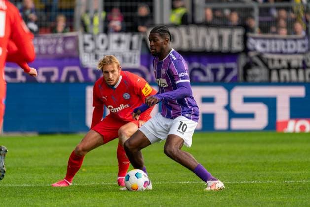 Timo Becker (Holstein Kiel, 17) und Kwasi Okyere Wriedt (VfL Osnabrueck, 10) GER, VfL Osnabrueck vs. Holstein Kiel, Fußball, 2. Bundesliga, 12. Spieltag, Spielzeit 2023 2024, 04.11.2023 DFL REGULATIONS PROHIBIT ANY USE OF PHOTOGRAPHS AS IMAGE SEQUENCES AND OR QUASI-VIDEO VfL Osnabrueck vs. Holstein Kiel, Fußball, 2. Bundesliga, 12. Spieltag, Spielzeit 2023 2024, 04.11.2023 Osnabrueck