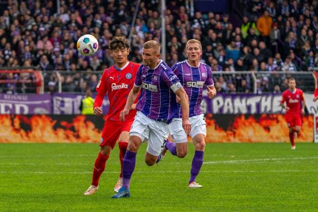 Timo Beermann (VfL Osnabrueck, 33), Shuto Machino (Holstein Kiel, 13) GER, VfL Osnabrueck vs. Holstein Kiel, Fußball, 2. Bundesliga, 12. Spieltag, Spielzeit 2023 2024, 04.11.2023 DFL REGULATIONS PROHIBIT ANY USE OF PHOTOGRAPHS AS IMAGE SEQUENCES AND OR QUASI-VIDEO VfL Osnabrueck vs. Holstein Kiel, Fußball, 2. Bundesliga, 12. Spieltag, Spielzeit 2023 2024, 04.11.2023 Osnabrueck