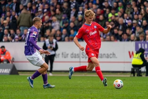 Tom Rothe (Holstein Kiel, 18), Michael Cuisance (VfL Osnabrueck, 27) GER, VfL Osnabrueck vs. Holstein Kiel, Fußball, 2. Bundesliga, 12. Spieltag, Spielzeit 2023 2024, 04.11.2023 DFL REGULATIONS PROHIBIT ANY USE OF PHOTOGRAPHS AS IMAGE SEQUENCES AND OR QUASI-VIDEO VfL Osnabrueck vs. Holstein Kiel, Fußball, 2. Bundesliga, 12. Spieltag, Spielzeit 2023 2024, 04.11.2023 Osnabrueck