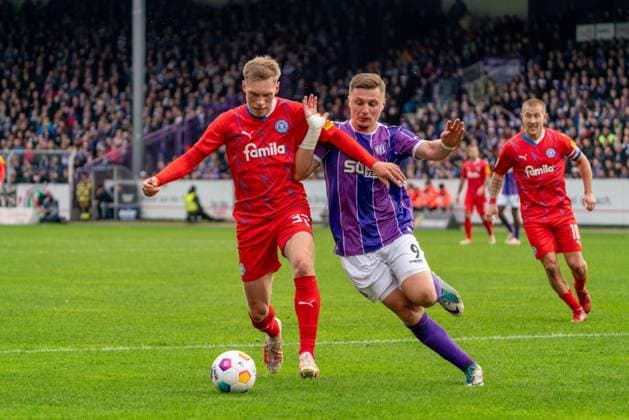 Jonas Sterner (Holstein Kiel, 32), Erik Engelhardt (VfL Osnabrueck, 09) GER, VfL Osnabrueck vs. Holstein Kiel, Fußball, 2. Bundesliga, 12. Spieltag, Spielzeit 2023 2024, 04.11.2023 DFL REGULATIONS PROHIBIT ANY USE OF PHOTOGRAPHS AS IMAGE SEQUENCES AND OR QUASI-VIDEO VfL Osnabrueck vs. Holstein Kiel, Fußball, 2. Bundesliga, 12. Spieltag, Spielzeit 2023 2024, 04.11.2023 Osnabrueck